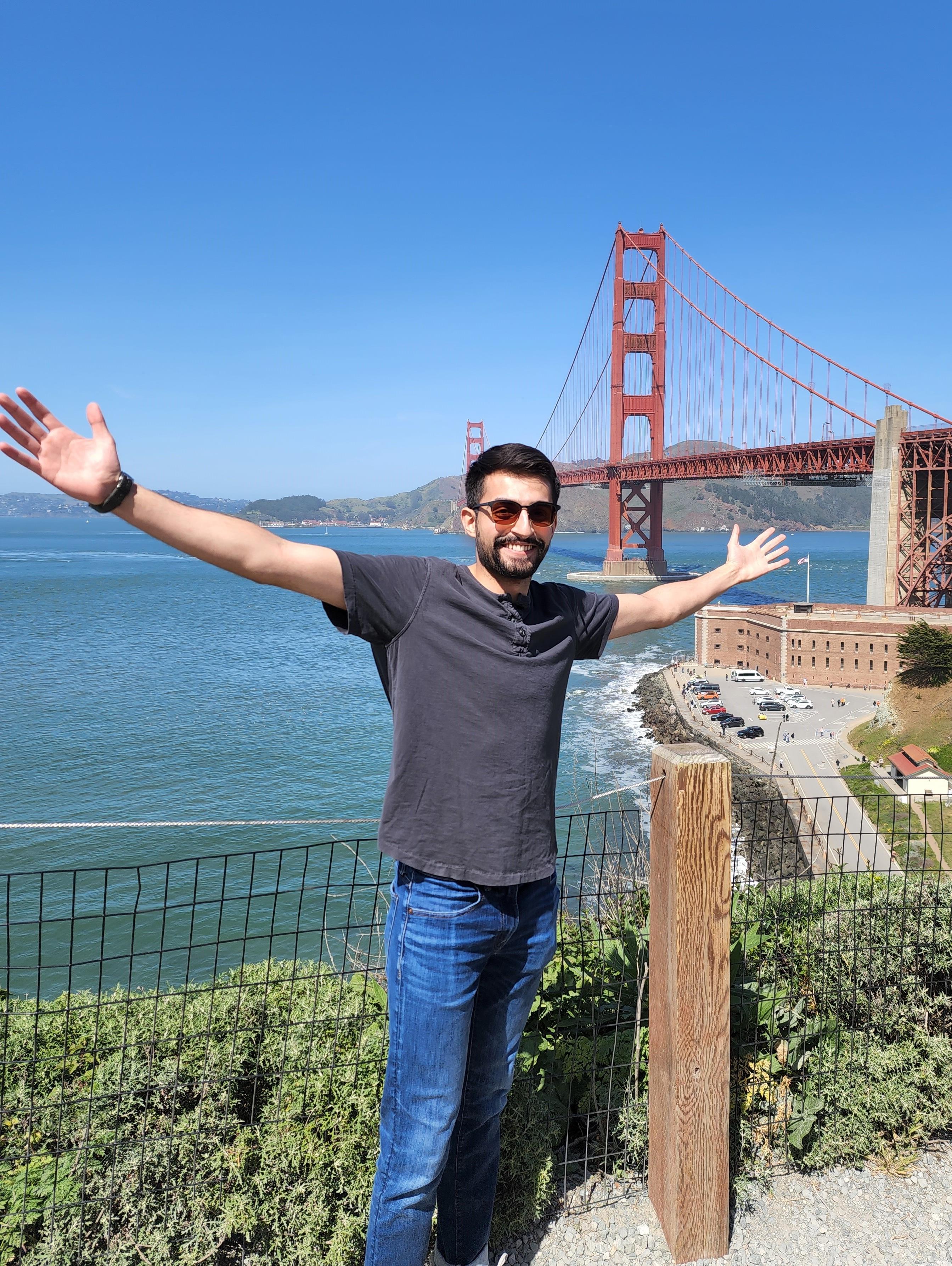 州立工程硕士毕业生大发彩票网全部平台在加州旧金山的金门大桥上