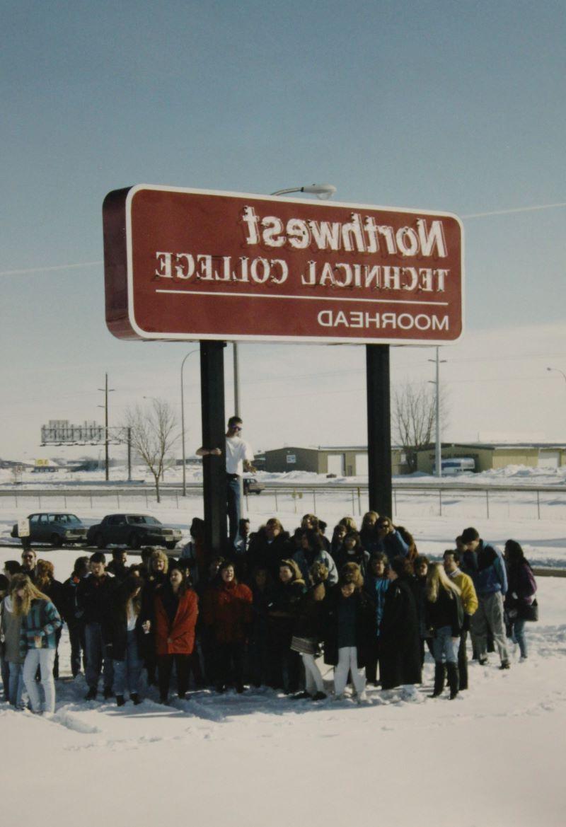 1994年，学生们聚集在穆尔黑德学院的标志周围