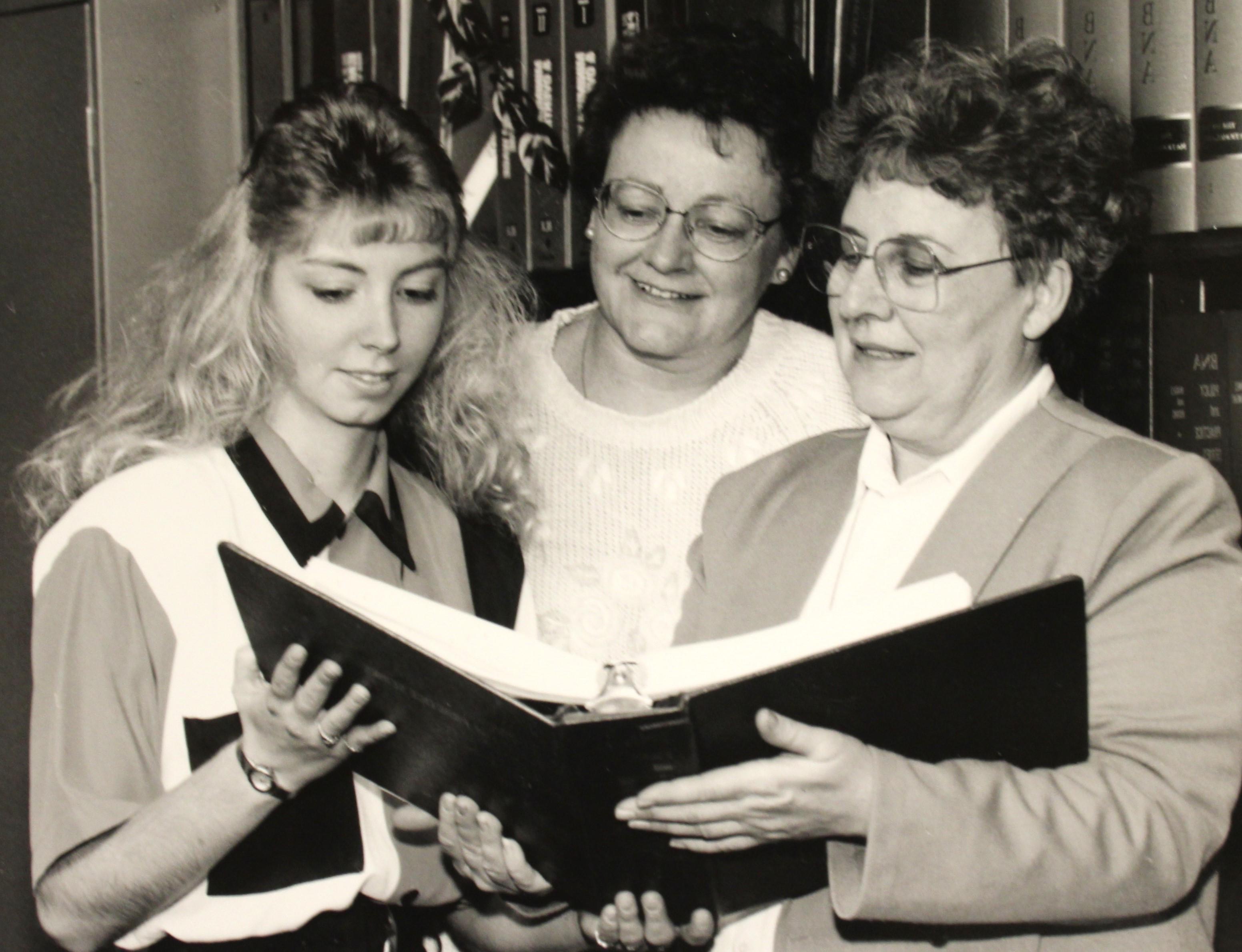 瓦迪纳学院的三名员工，1994年在校园里