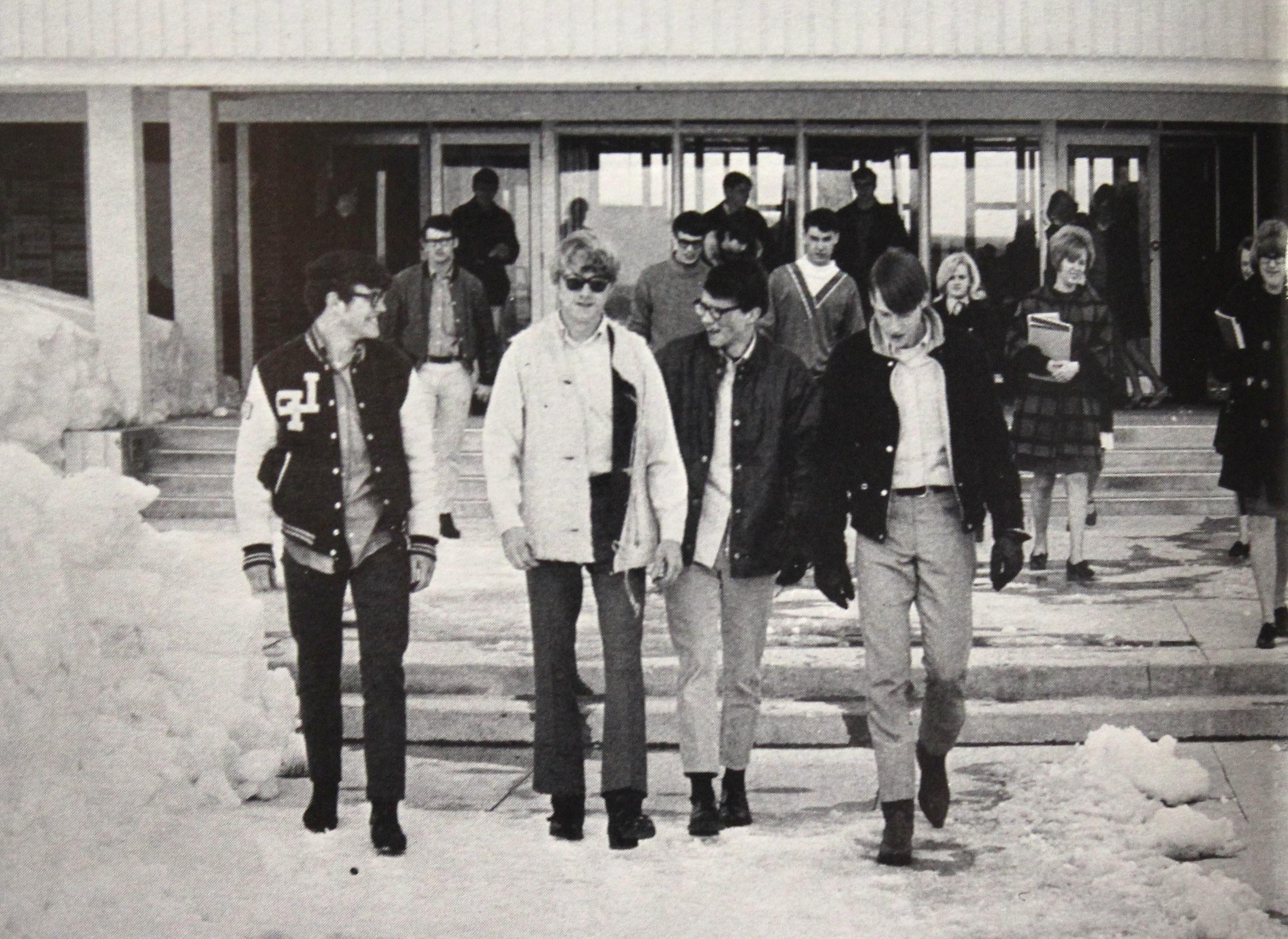 1969年，学生们在底特律湖校区外