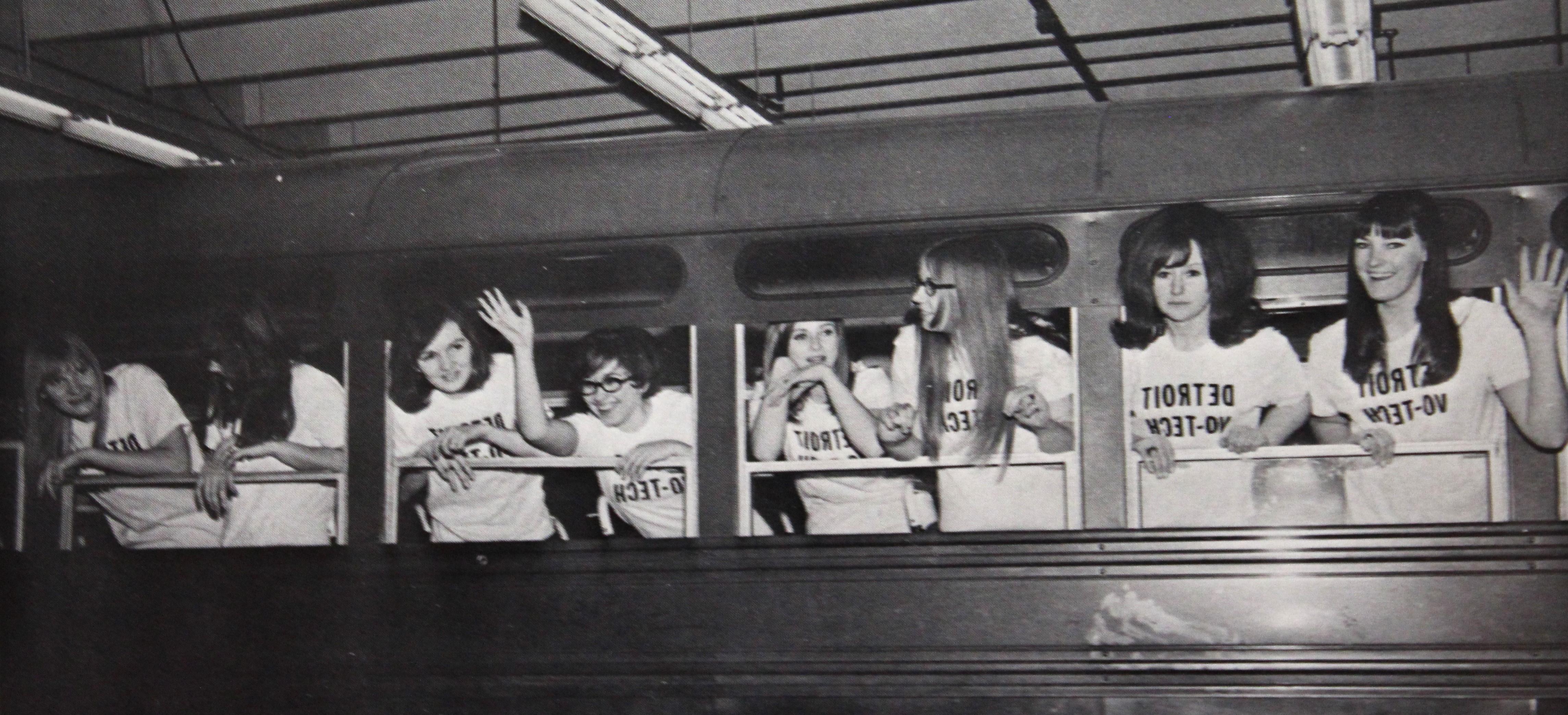 1970年，底特律湖校园活力俱乐部，在一辆公共汽车上